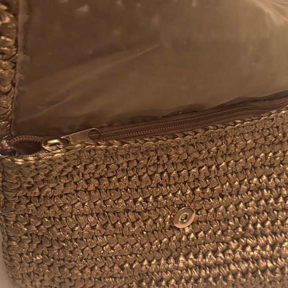 🆕 Chic Gold Raffia Clutch - Picture 2 of 6